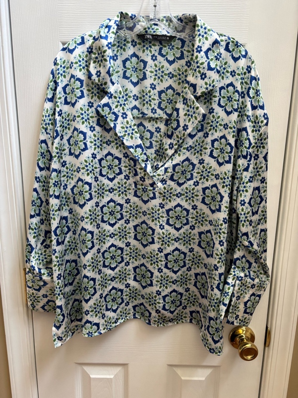 ZARA FLORAL/MEDALLION PRINTED VNECK SATIN LIKE LONG SLEEVE SHIRT, Size XL, EUC - Picture 2 of 4